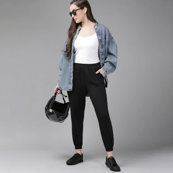 https://hypepulse.in/vi/products/women-black-solid-straight-fit-cropped-joggers