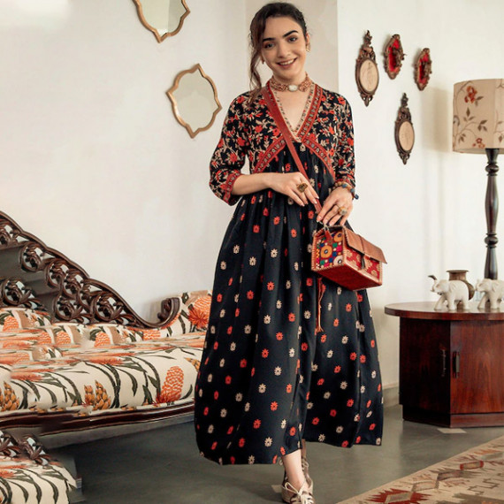 https://hypepulse.in/vi/products/black-orange-ethnic-motifs-printed-maxi-dress